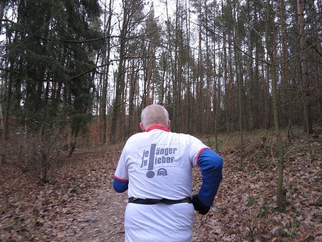 Klaus Gipser mit dem historischen Laufhemd beim diesjährigen Silvesterlauf